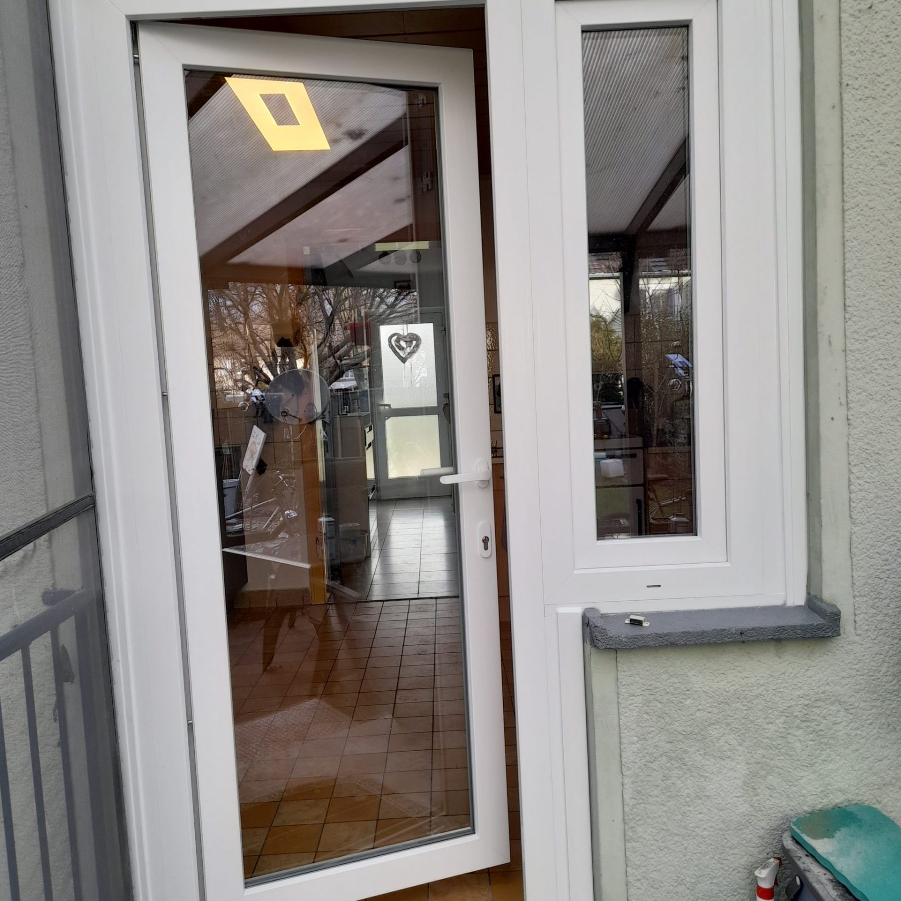 Balkontür mit angrenzendem Fensterelement